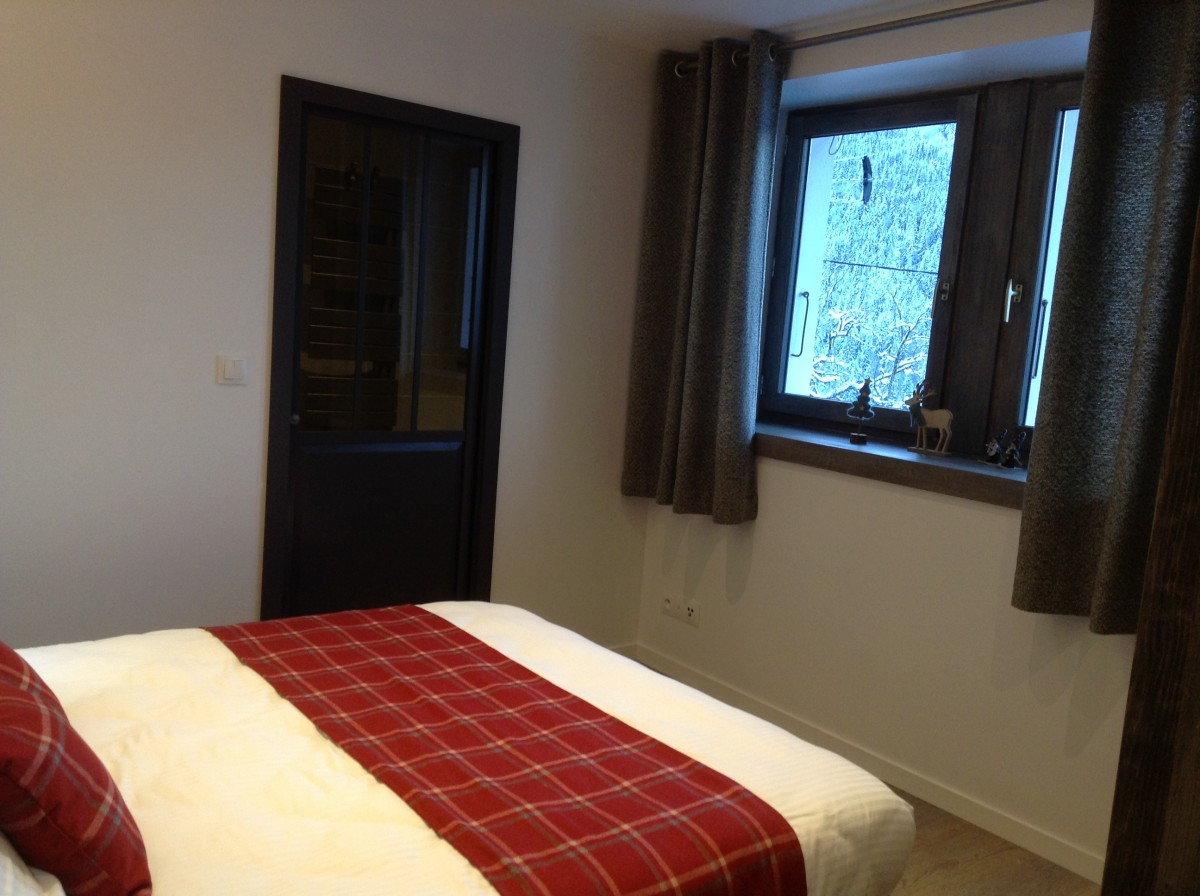 Metrallins-chambre-parentale-location-appartement-chalet-Les-Gets