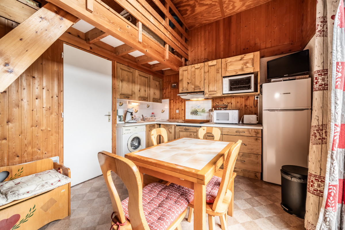 Moudon-Chalet17-intérieur-salon-cuisine-location-appartement-chalet-Les-Gets