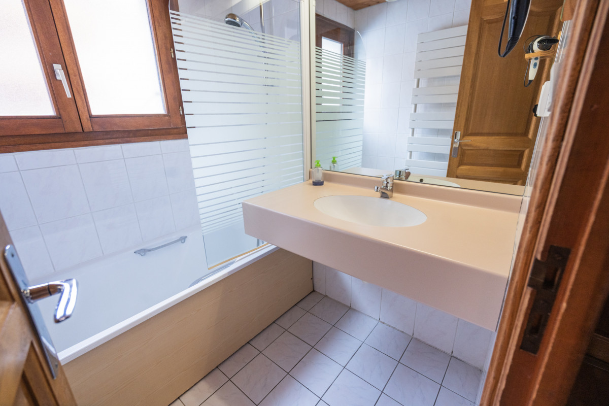 Nevada-2-salle-de-bain-baignoire-location-appartement-chalet-Les-Gets