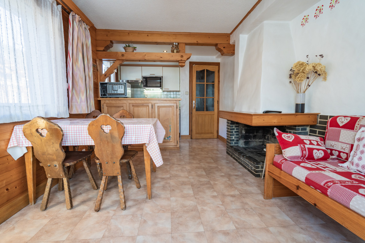 Nevada-4-salon-salle-a-manger-cuisine-location-appartement-chalet-Les-Gets