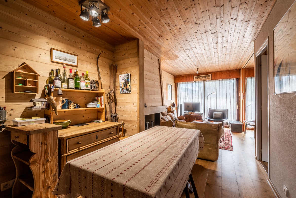 Pied-de-Adroit-5-salle-a-manger-table-location-appartement-chalet-Les-Gets