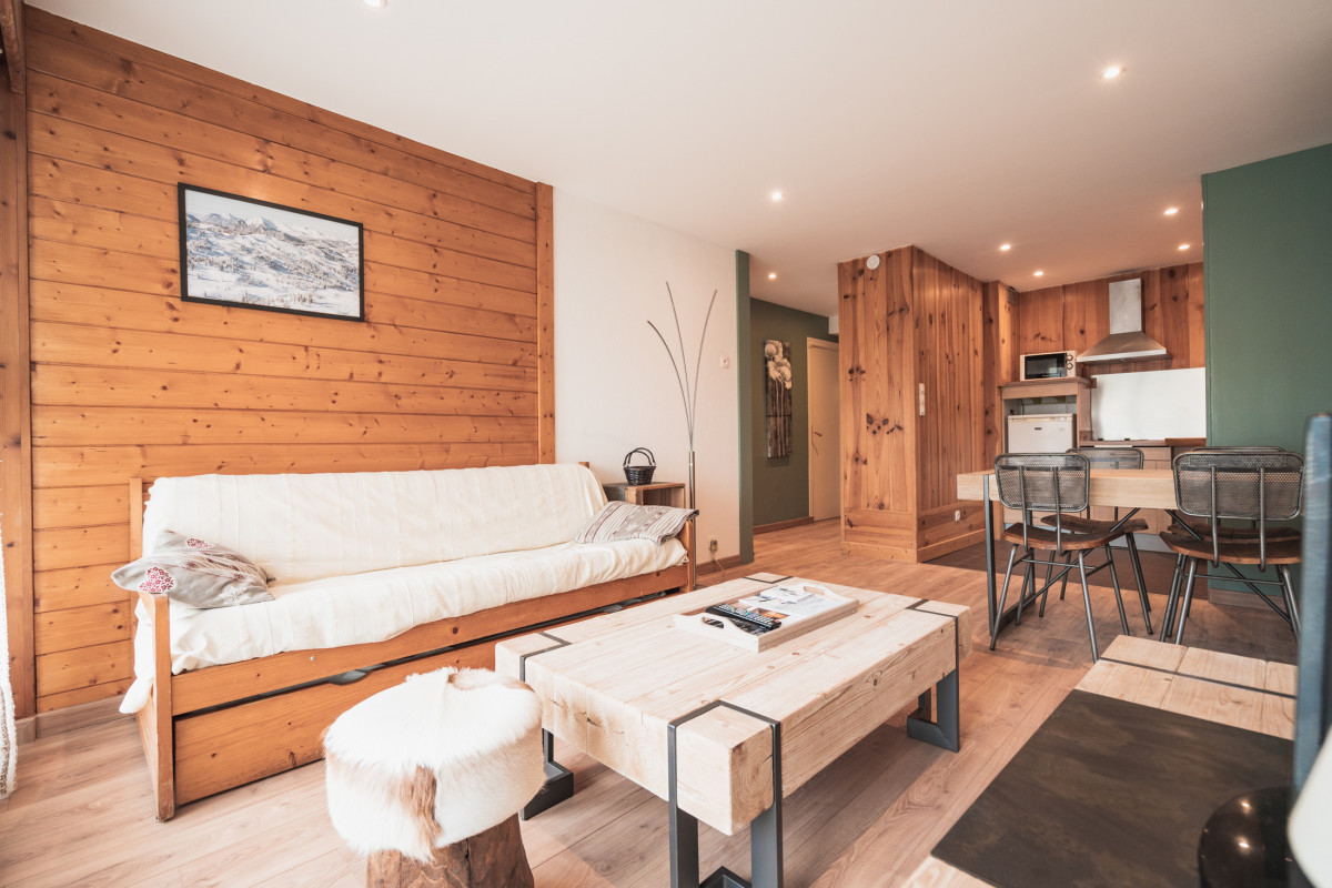 Pied-de-Adroit-A-sejour-cuisine-location-chalet-appartement-les-gets