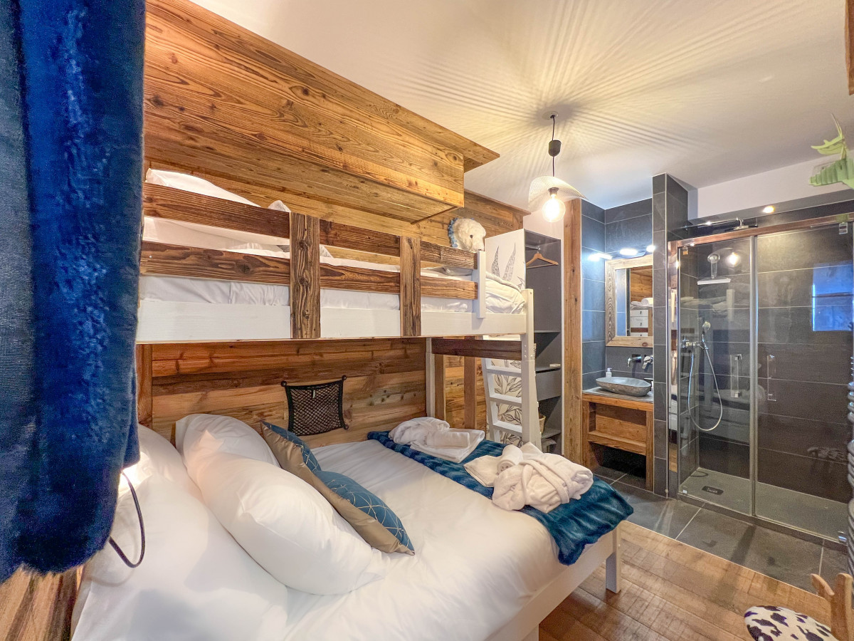 Premiere-loge-1-chambre-salle-de-bain-douche-location-appartement-chalet-Les-Gets
