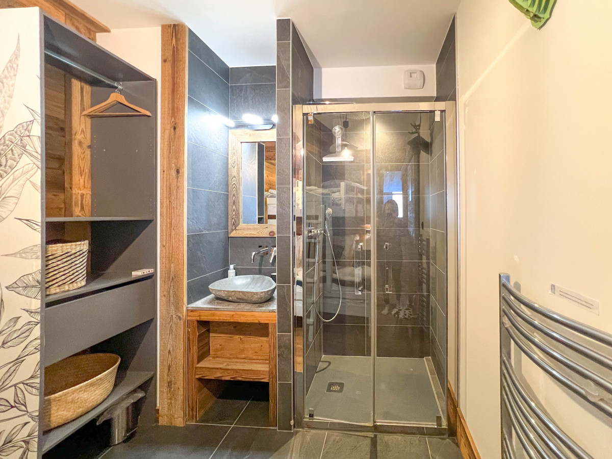 Premiere-loge-1-salle-de-bain-douche-location-appartement-chalet-Les-Gets