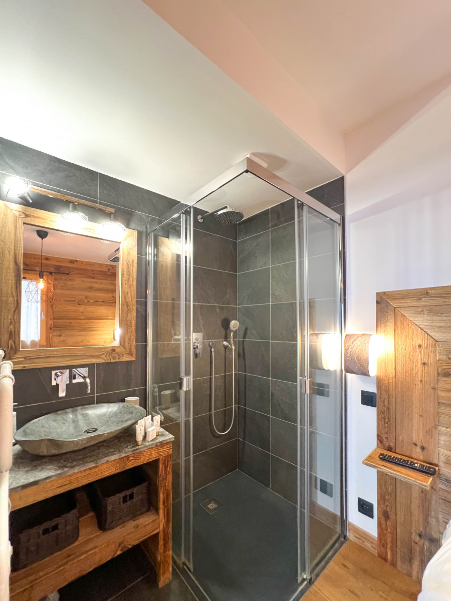 Premiere-loge-1-salle-de-bain-douche-location-appartement-chalet-Les-Gets