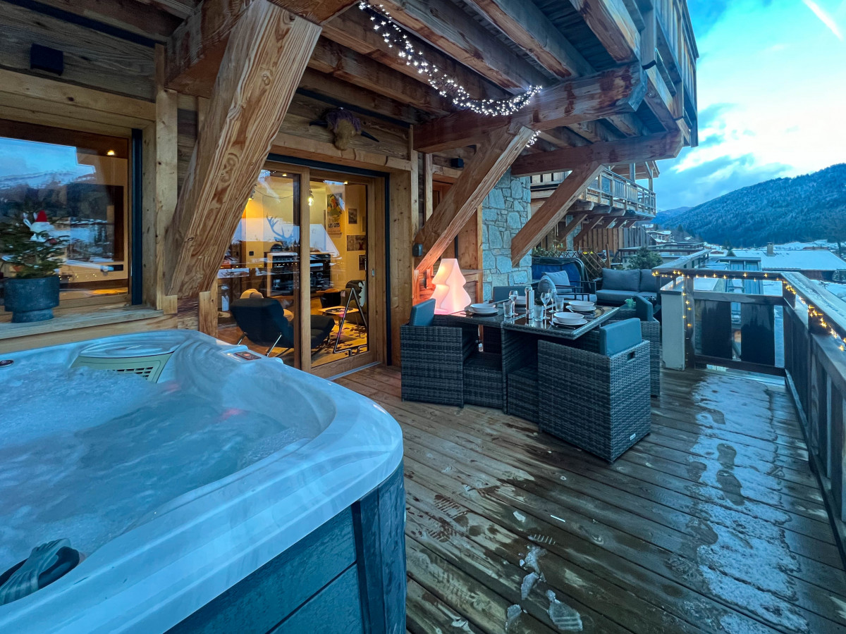 Premiere-loge-1-terrasse-jacuzzi-location-appartement-chalet-Les-Gets