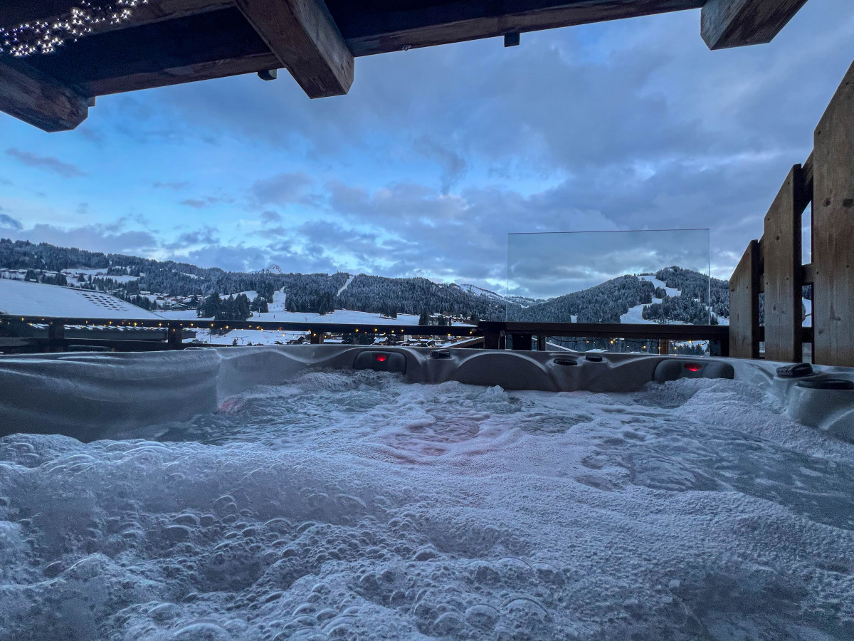 Premiere-loge-1-terrasse-jacuzzi-location-appartement-chalet-Les-Gets