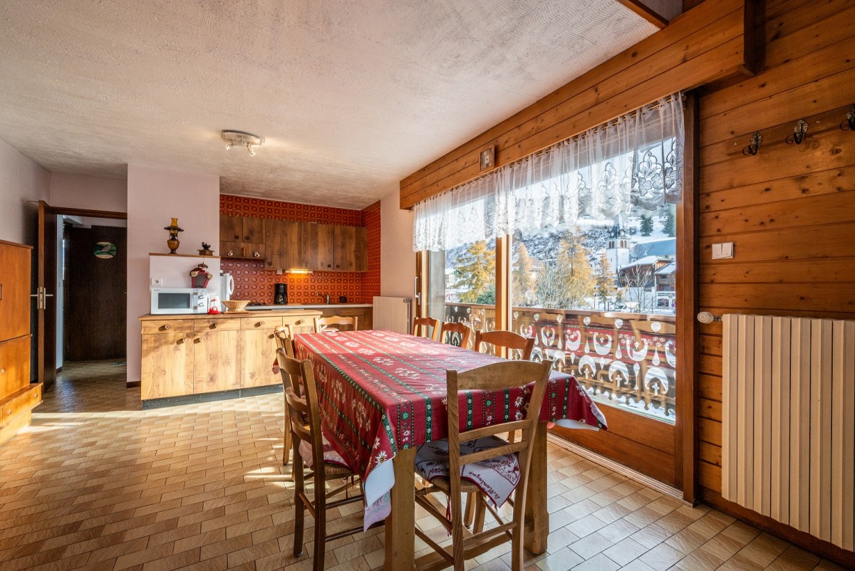 Pressenage-Geai-sejour-coin-repas-location-appartement-chalet-Les-Gets