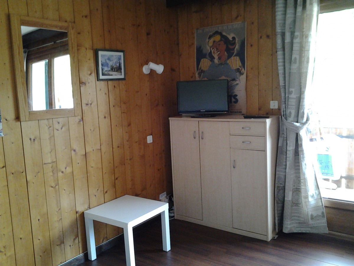 Ranfolly-B7-salon-TV-location-appartement-chalet-Les-Gets