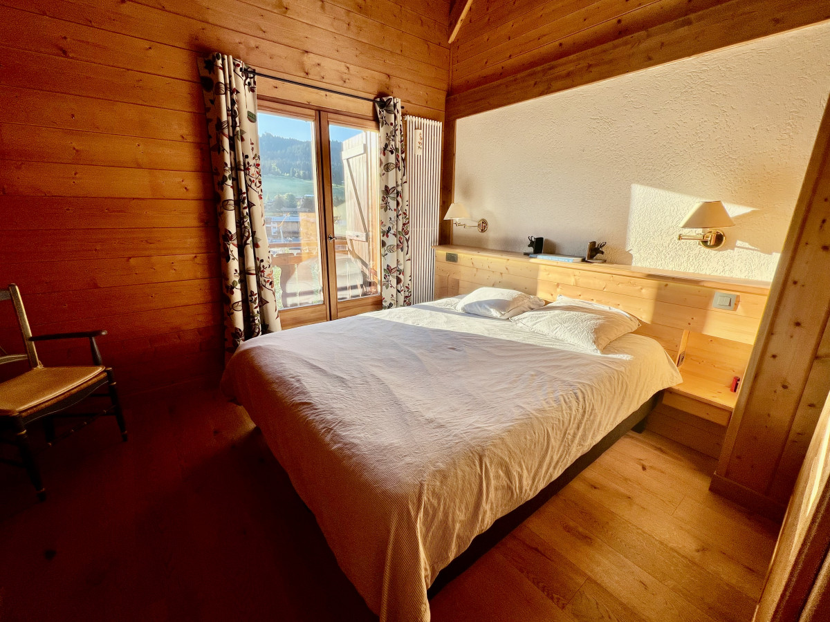 Rocali-chambre-lit-double-location-appartement-chalet-Les-Gets