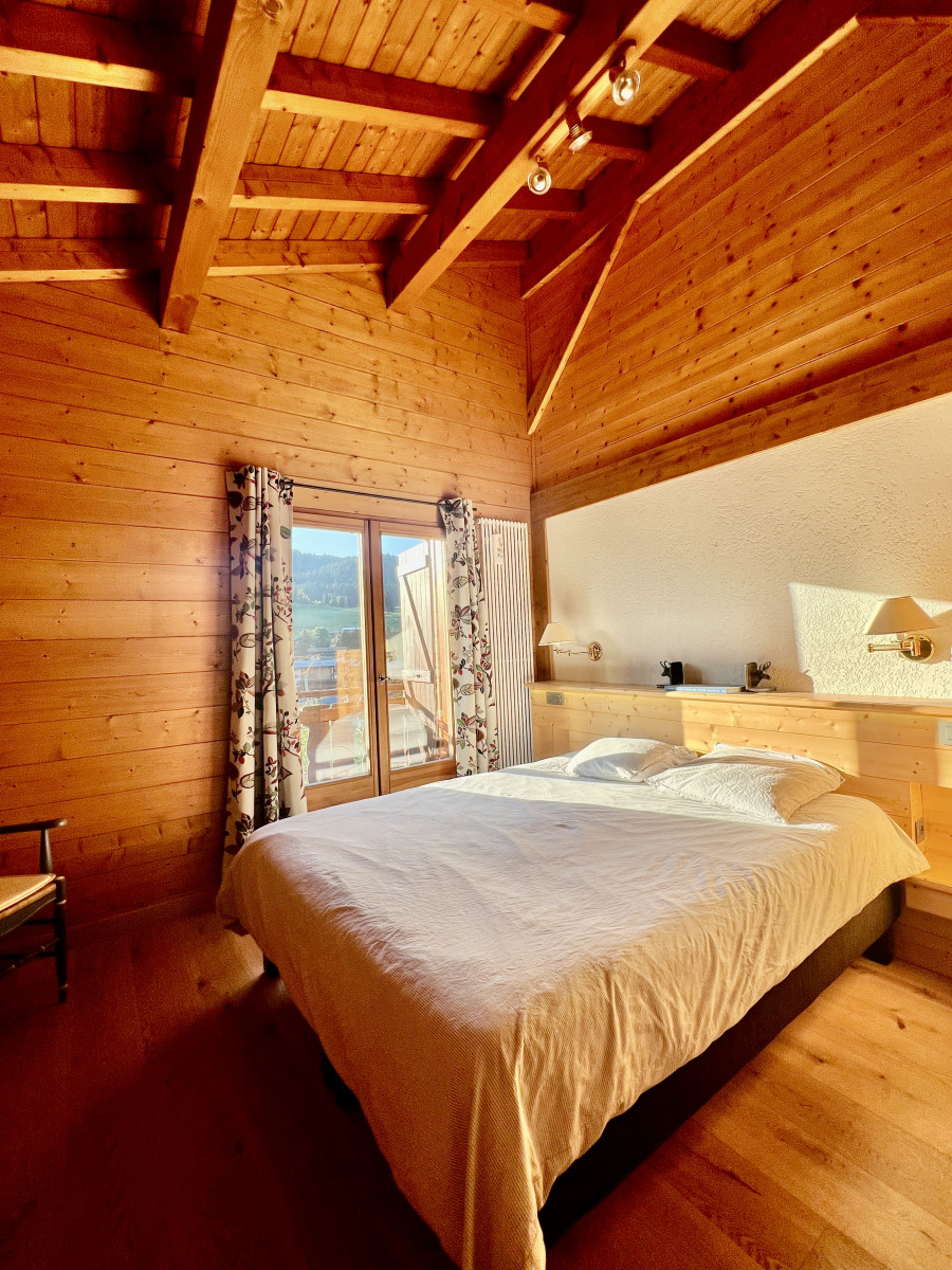 Rocali-chambre-lit-double-location-appartement-chalet-Les-Gets