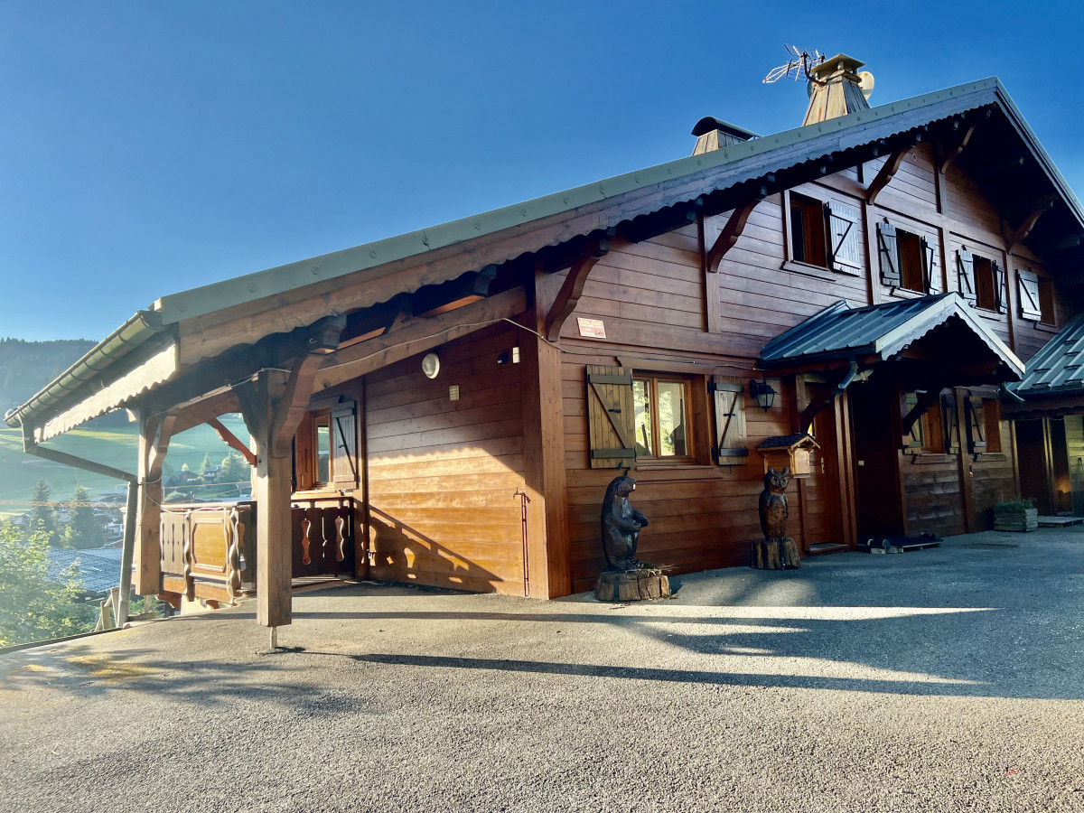 Rocali-exterieur-parking-location-appartement-chalet-Les-Gets