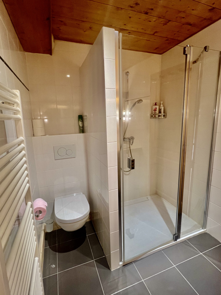 Rocali-salle-de-bain-en-suite-douche-location-appartement-chalet-Les-Gets