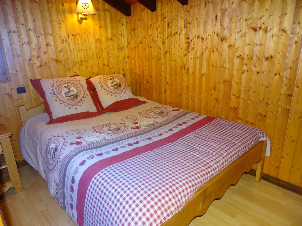 Rose-des-Vents-chambre-lit-double-location-appartement-chalet-Les-Gets