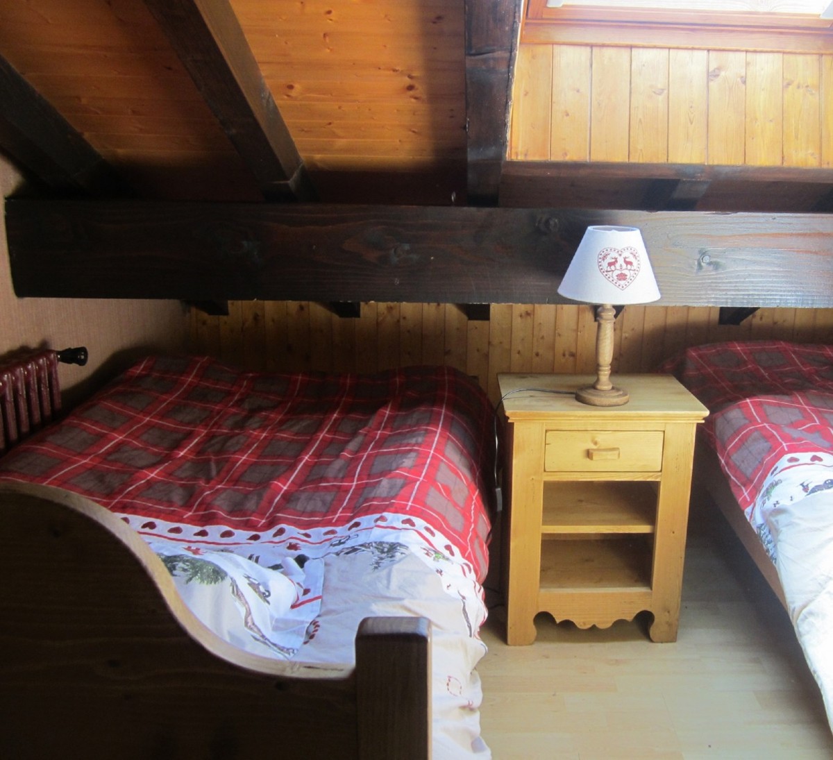 Rose-des-Vents-chambre-lit-triple2-location-appartement-chalet-Les-Gets