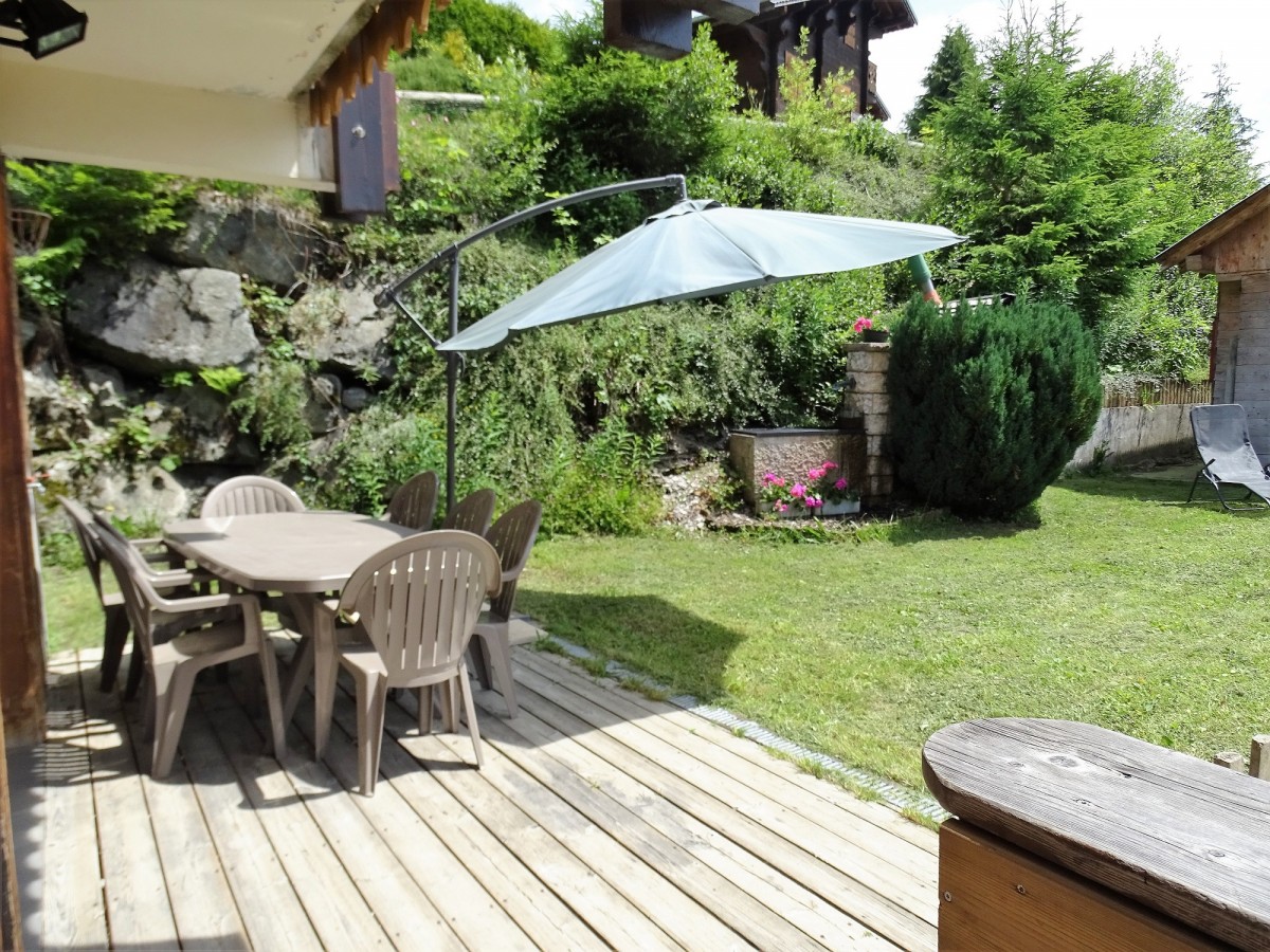 Rose-des-Vents-terrasse-jardin-ete-location-appartement-chalet-Les-Gets