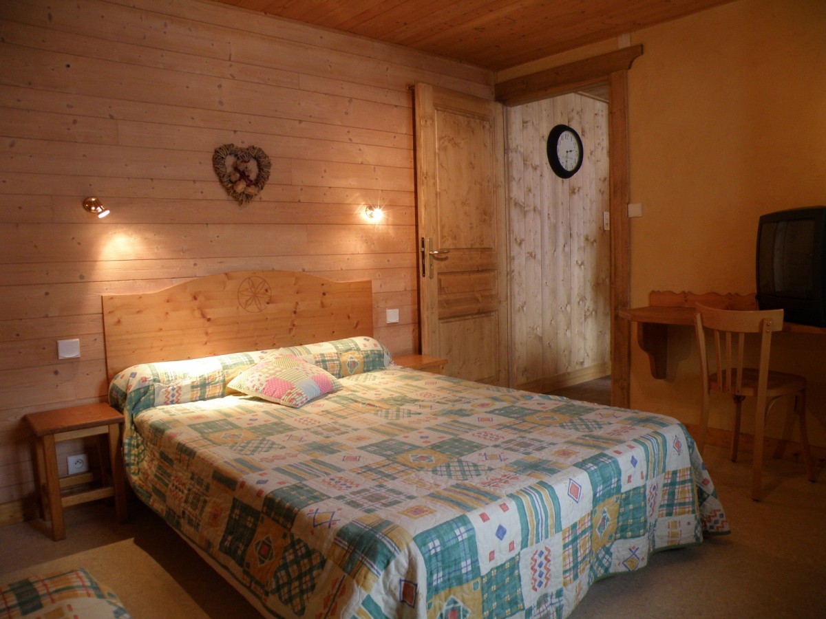 Sapiniere-7-chambre-lit-double-location-appartement-chalet-Les-Gets