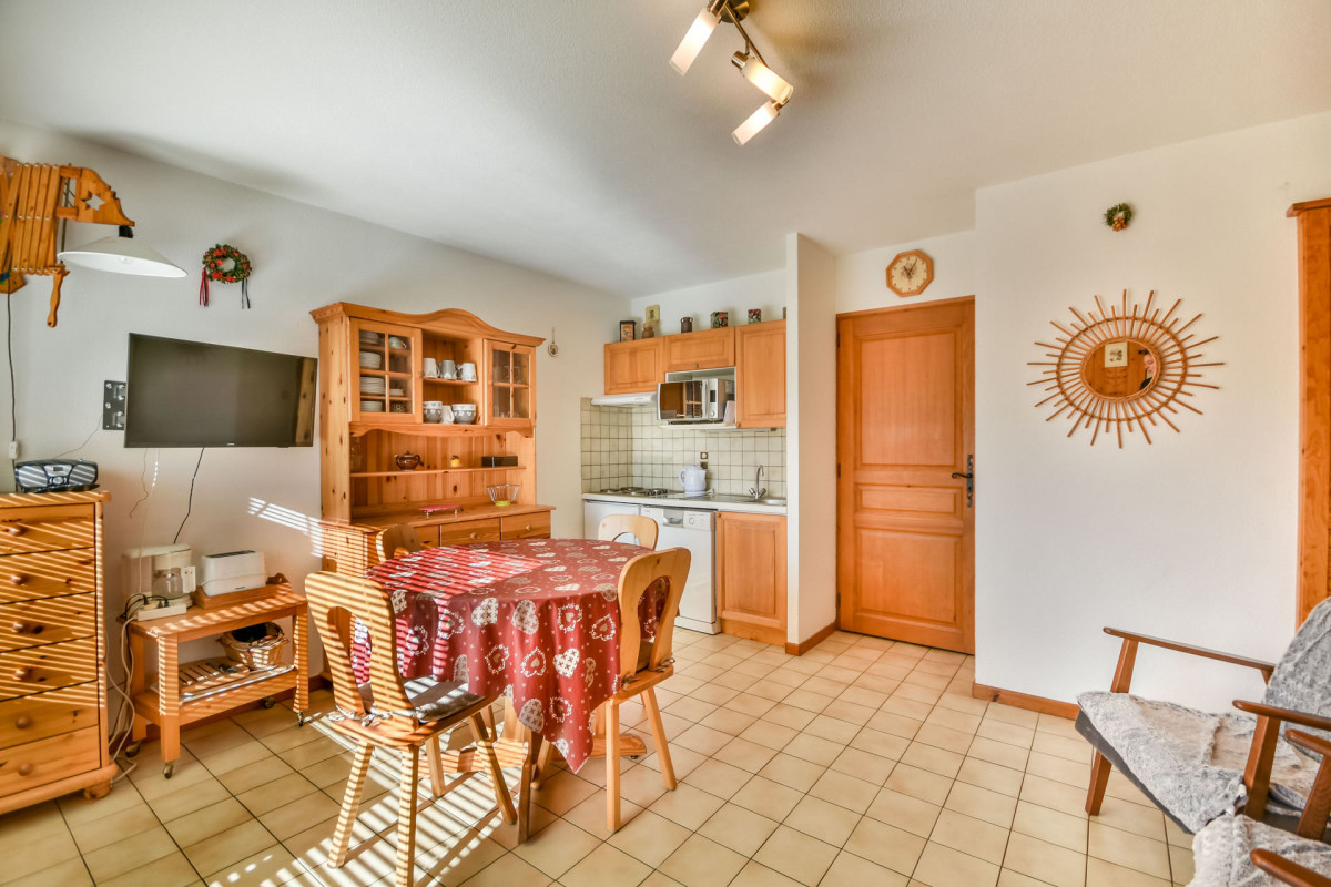 Soleil-de-minuit-salon-salle-a-manger-cuisine-location-appartement-chalet-les-gets Soleil-de-minuit-salon-salle-a-manger-cuisine-location-appartement-chalet-les-gets