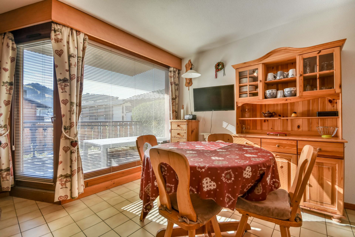 Soleil-de-minuit-salon-salle-a-manger-cuisine-location-appartement-chalet-les-gets Soleil-de-minuit-salon-salle-a-manger-cuisine-location-appartement-chalet-les-gets