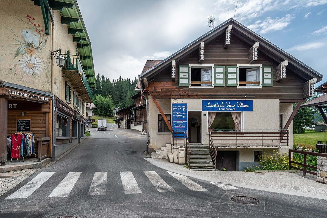 Splery-Perce-Neige-exterieur-rue3-location-appartement-chalet-Les-Gets