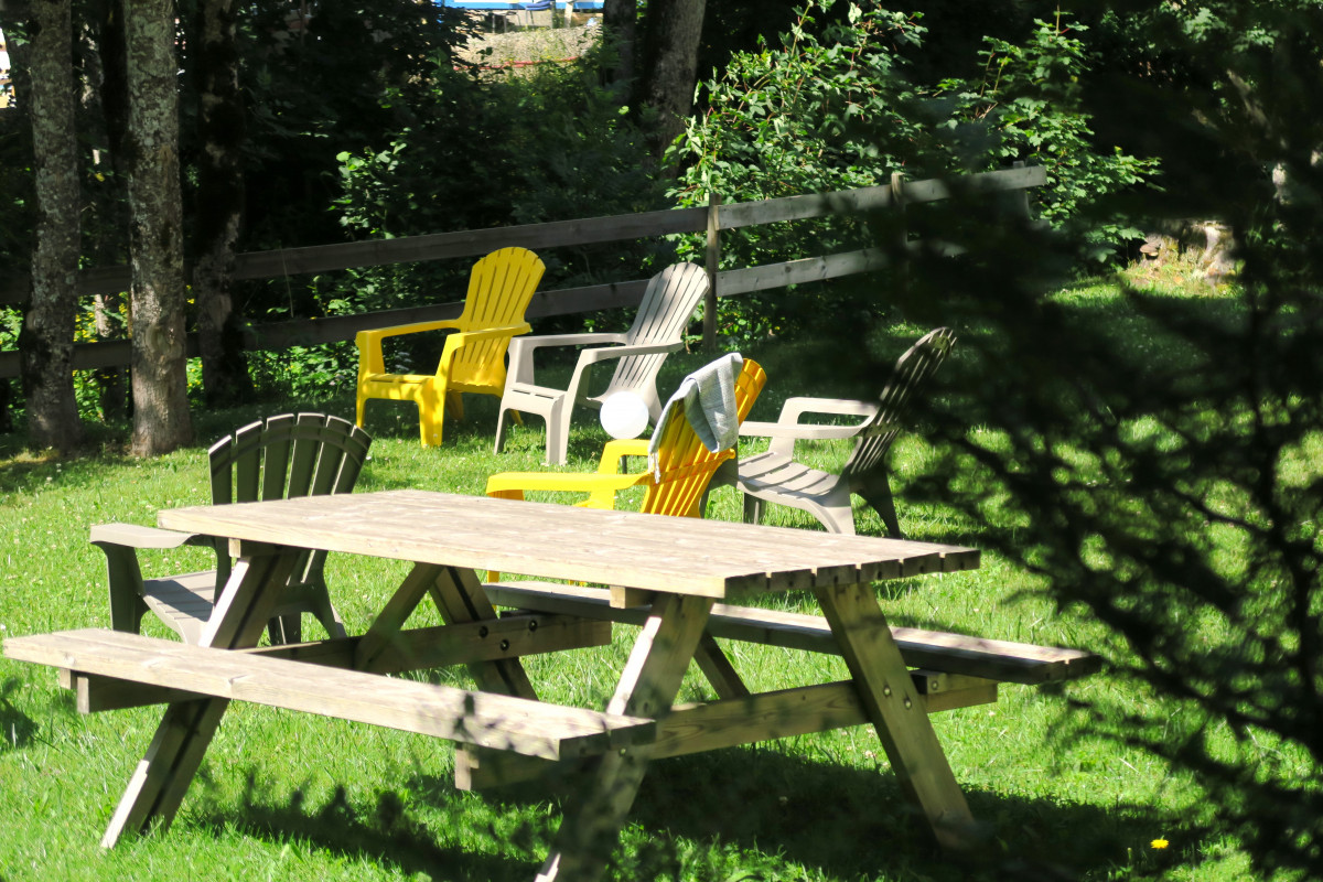 Suite-de-l-Alpe-Mont-Blanc-exterieur-jardin-ete-location-appartement-chalet-Les-Gets