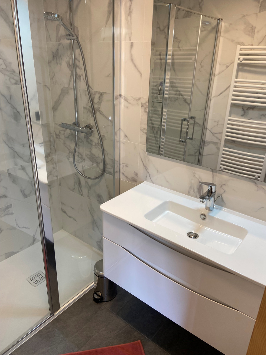 Sylvestra-salle-de-bain-douche-location-appartement-chalet-Les-Gets