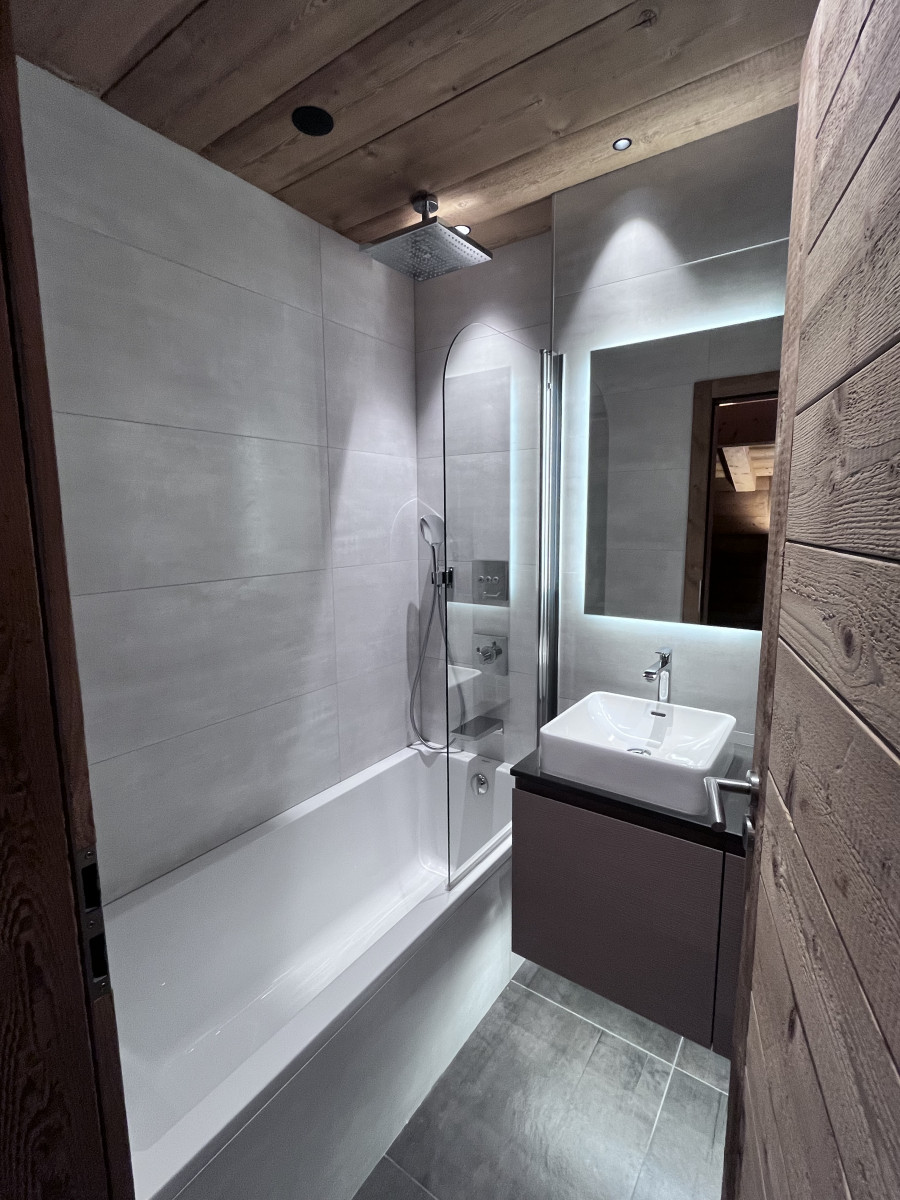 Teleporte-chambre-hors-piste-salle-de-bain-location-appartement-chalet-Les-Gets