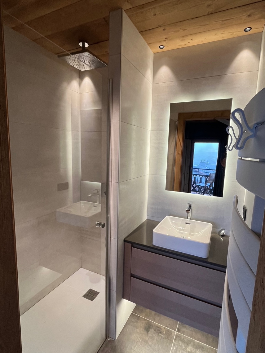 Teleporte-chambre-piste-noire-salle-de-bain-douche-location-appartement-chalet-Les-Gets