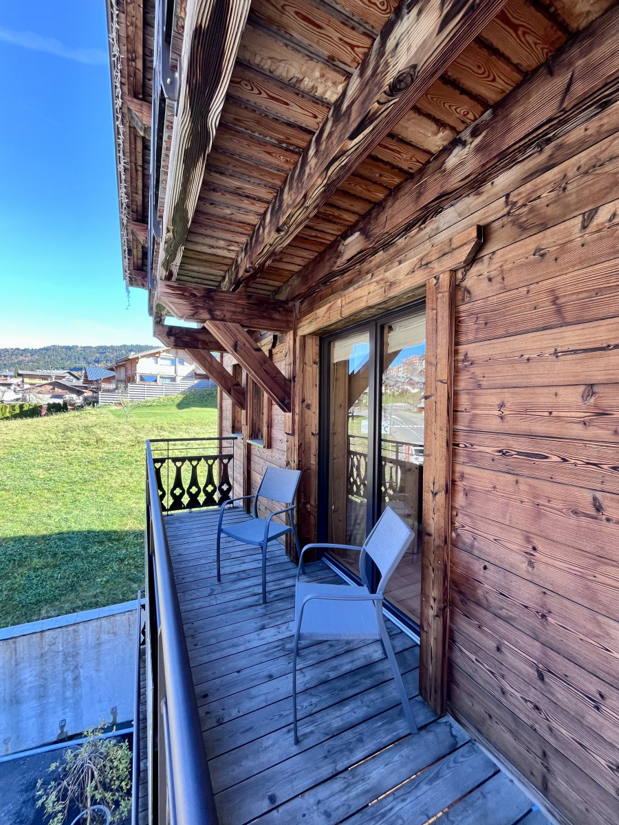 Teleporte-chambre-piste-rouge-lit-double-lits-superposes-balcon-location-appartement-chalet-Les-Gets