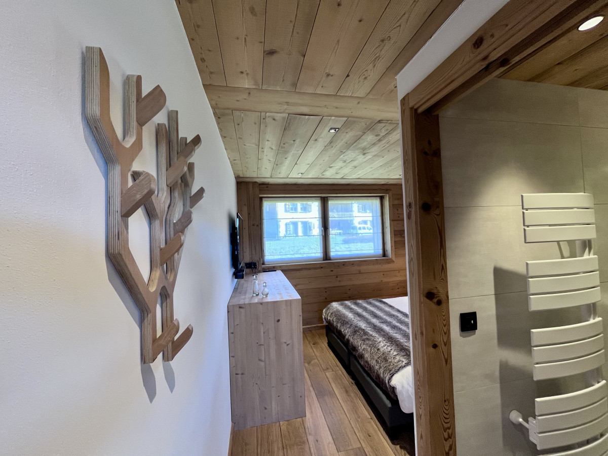 Teleporte-chambre-piste-verte-lit-double-salle-de-bain-location-appartement-chalet-Les-Gets
