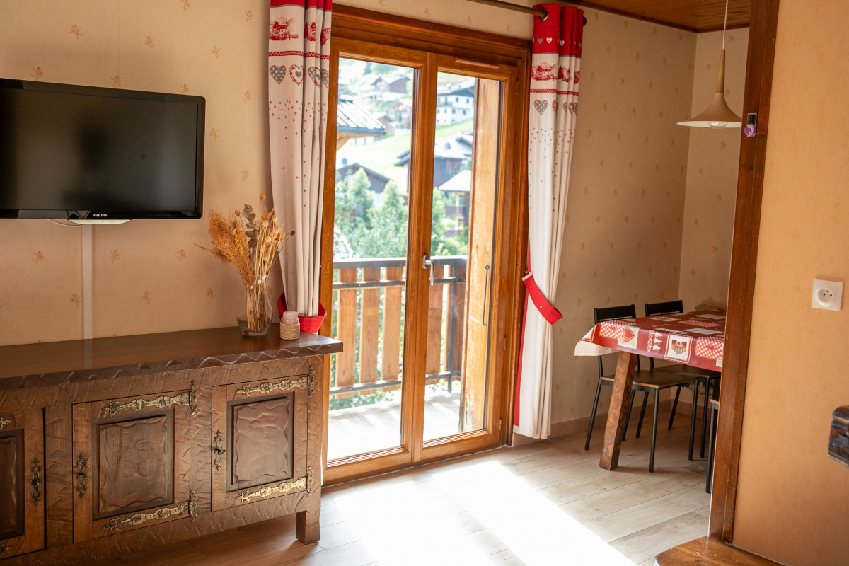 Tournier-C3-salon-salle-a-manger-location-chalet-appartement-Les-Gets