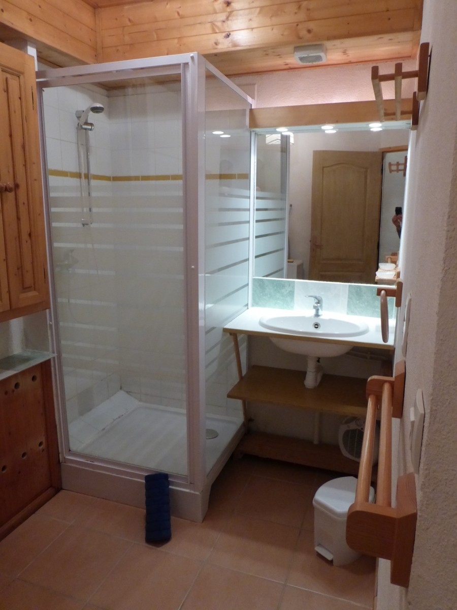 Versant-du-Soleil-Perce-Neige-salle-de-bain-location-appartement-chalet-Les-Gets