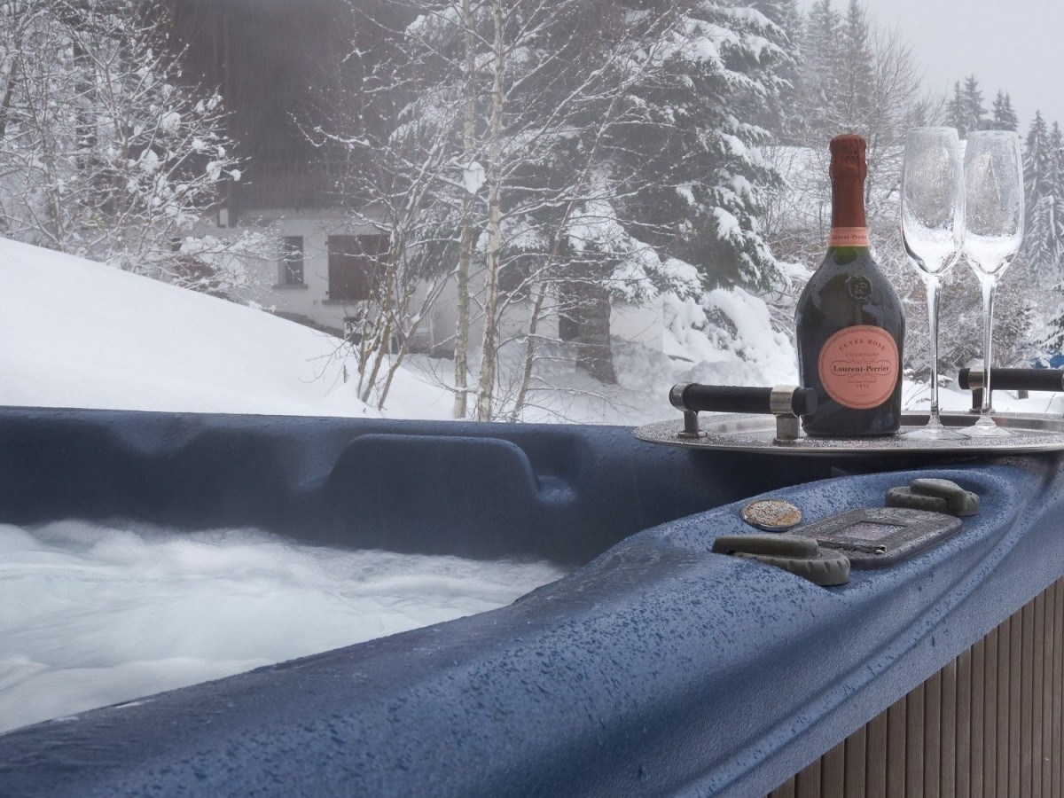 Vinson-exterieur-hiver-jaccuzy-location-appartement-chalet-Les-Gets