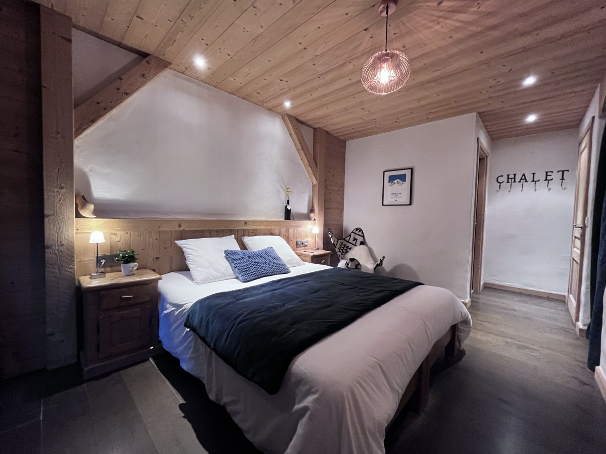 Virolet-chambre-piste-bleue-lit-double-location-appartement-chalet-Les-Gets