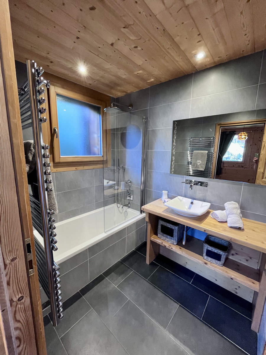 Virolet-chambre-piste-verte-salle-de-bain-location-appartement-chalet-Les-Gets