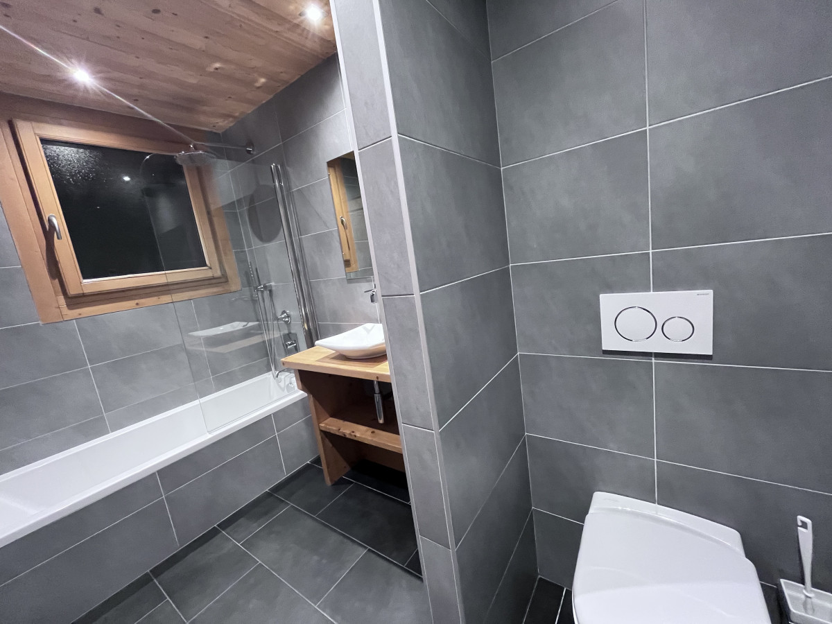Virolet-chambre-piste-verte-salle-de-bain-location-appartement-chalet-Les-Gets