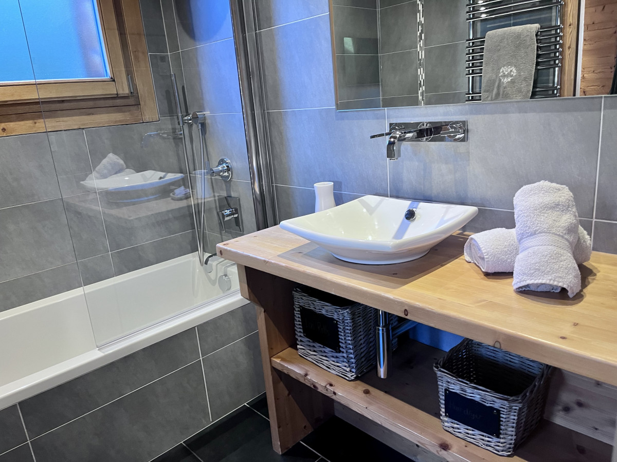 Virolet-chambre-piste-verte-salle-de-bain-location-appartement-chalet-Les-Gets