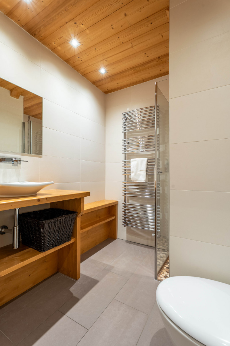 virolet-wetzet-sdb-independante-douche-wc-19382356-location-appartement-chalet-Les-Gets