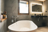 42-teka-adret-salle-de-bain-baignoire-appartement-chalet-Les-Gets