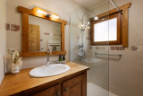 Alpine-nest-salle-de-bain-baignoire-location-appartement-chalet-les-gets