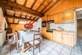 Amaryllis-8-salle-a-manger-cuisine-appartement-chalet-Les-Gets