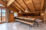 Arolle-Ourson-table-repas-location-appartement-chalet-Les-Gets