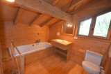 Atout-coeur-salle-de-bain-baignoire-2eme-etage-location-appartement-chalet-Les-Gets