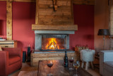 atray-salon-sejour-cheminée-location-appartement-chalet-Les-Gets