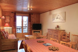 Azalees-3-salon-salle-a-manger-cuisine-location-appartement-chalet-Les-Gets