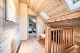 Azalees-7-couloir-etage-location-appartement-chalet-Les-Gets