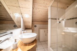 Azalees-7-salle-de-bain-douche-location-appartement-chalet-Les-Gets
