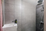Azallees-1-salle-de-bain-douche-location-appartement-chalet-Les-Gets