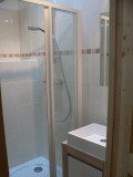 Bleuets-2-salle-de-bain-douche-location-appartement-chalet-Les-Gets