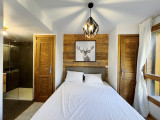 Carmine-Lodge-B303-chambre-double-en-suite-douche-location-appartement-chalet-Les-Gets